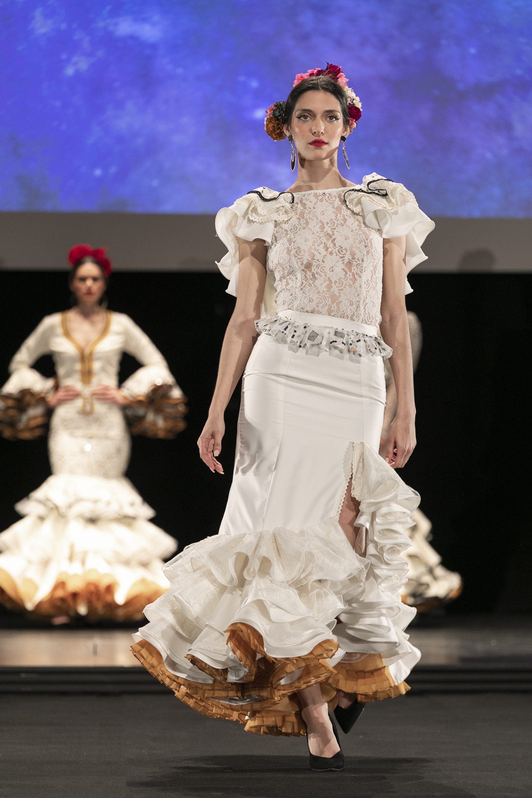 espiritual Cincuenta ayudante Traje de flamenca Destellos en marfil blusa de encaje y falda con abertura  y volantes – Hita y Arcos 2023