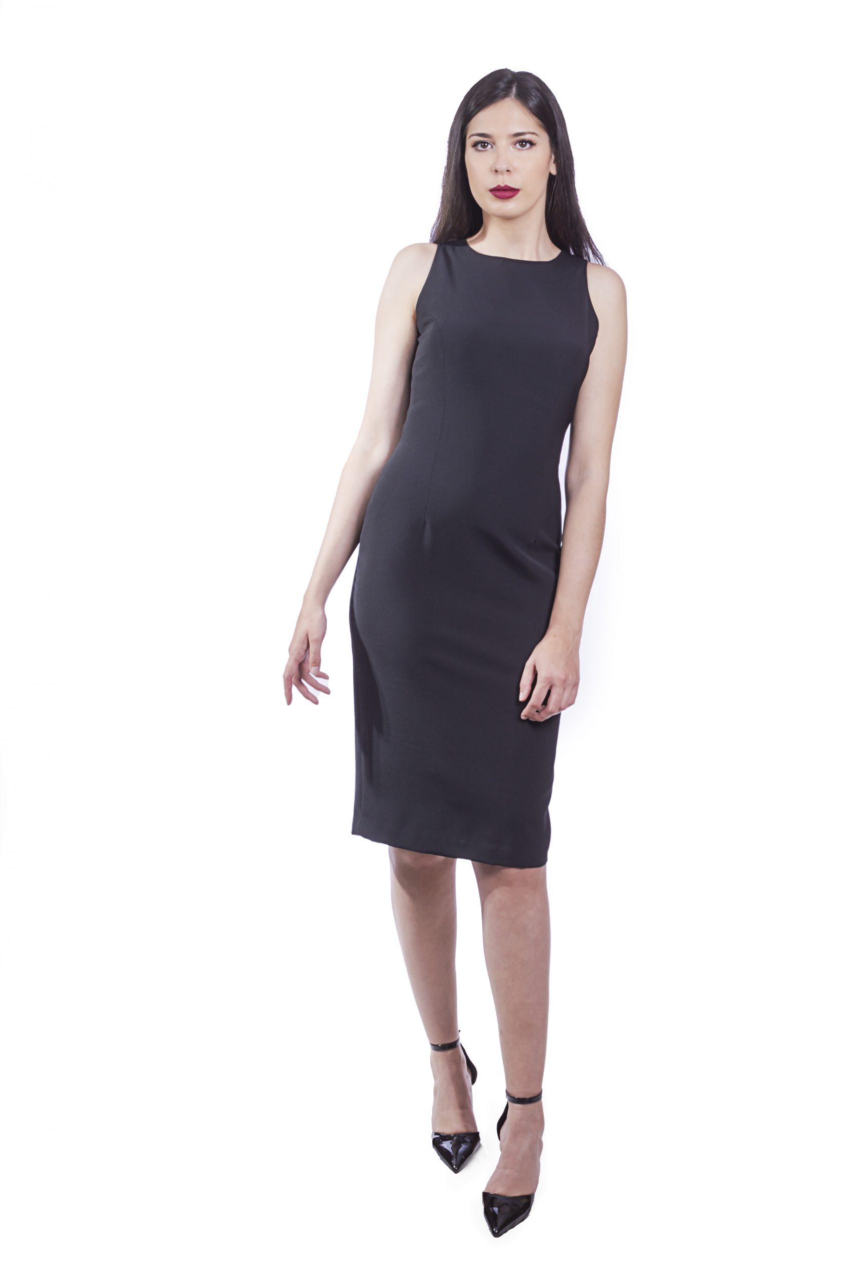 https://www.hitayarcos.com/wp-content/uploads/2021/08/Vestido-negro-classic-entallado-1-scaled.jpg