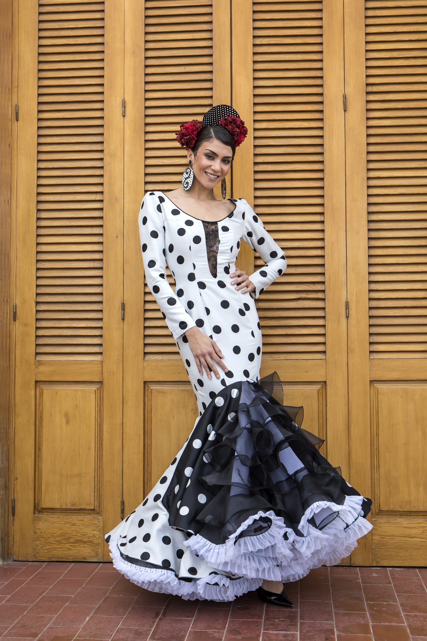 Traje de Flamenca único y exclusivo modelo 21/2023, fondo blanco lunar  negro alta costura flamenca.