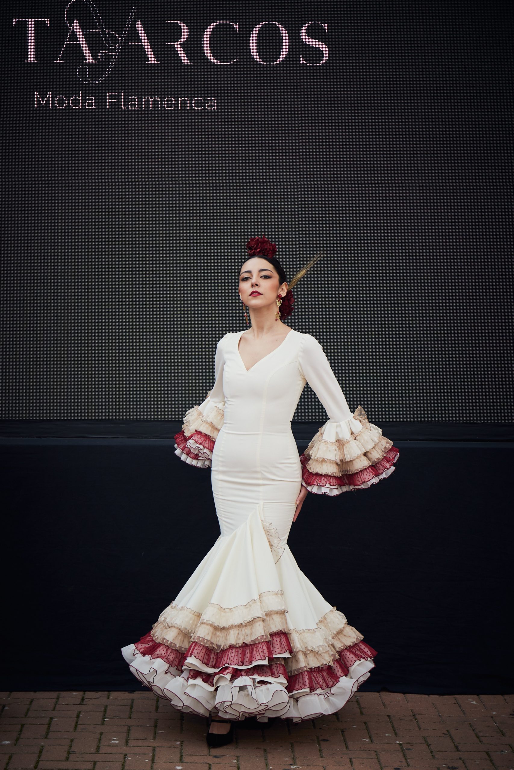 Vestido flamenca crudo con volante grande y volantitos tonos tierra Hita y Arcos 2023 cita previa 685531861