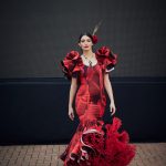 Vestido flamenca estampado rojo y negro, mangas con volante en pétalo, parte inferior volante asimétrico de mayor a menor y volante canastero en tejido liso negro, gran enagua de capa y rizo en rojo