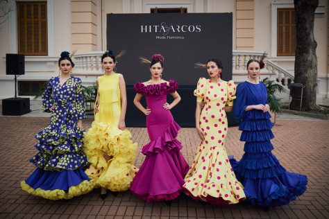 Vestido flamenca buganvilla, con escote Bardot lleno de volantitos. Volante amplio en la parte inferior y un volante que rodea todo el vestido con subida lateral