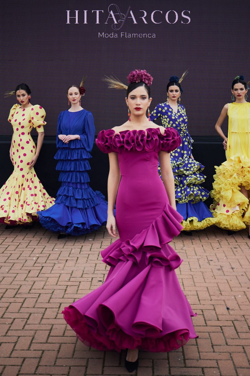 Vestido flamenca buganvilla, con escote Bardot lleno de volantitos. Volante amplio en la parte inferior y un volante que rodea todo el vestido con subida lateral