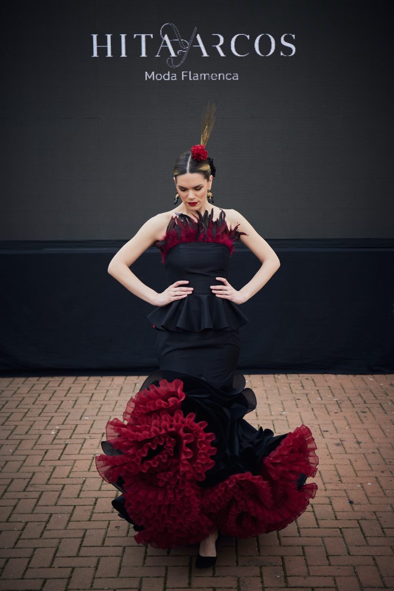 Falda flamenca tafetán negro con amplio volante, pasamanería de fleco y enagua de rizo en color burdeos