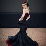 Falda flamenca tafetán negro con amplio volante, pasamanería de fleco y enagua de rizo en color burdeos