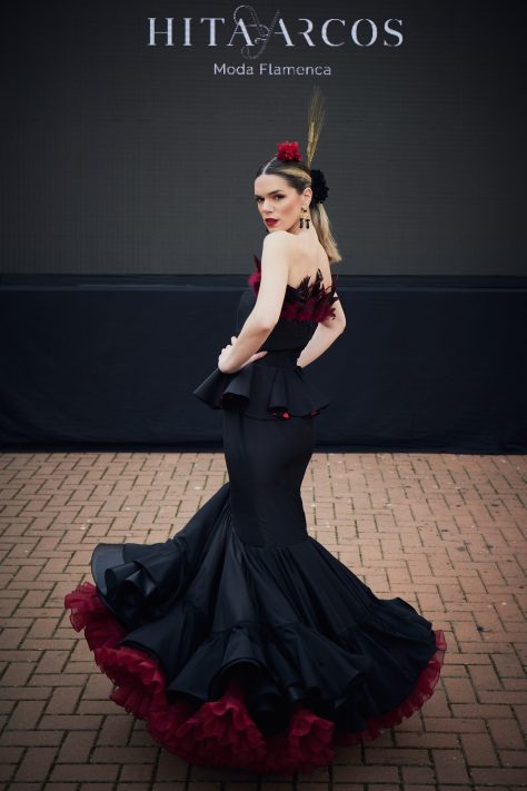 Falda flamenca tafetán negro con amplio volante, pasamanería de fleco y enagua de rizo en color burdeos