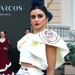 Top crudo con bordado de rosa en granate, magas rizadas abullonadas con bordado de rosa