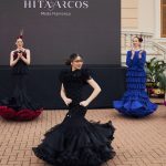 inspirado en la serie de Miércoles Addams. Además forma parte de nuestra patente Short-Long Concept, siendo un vestido que se pone en corto y largo. El vestido es en color negro con tejidos de gasa y gasa con lunares. Escote con cuello camisero y volantes canasteros y de capa creando un gran volumen.