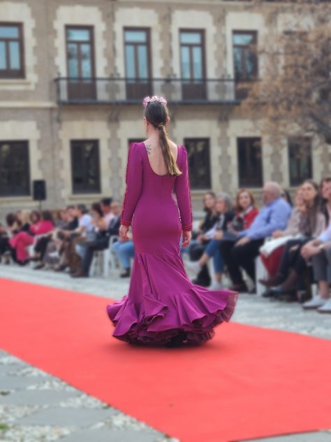 Vestido flamenca buganvilla en tejido elástico, manga lisa con adorno de pasamanería, escote delantero y trasero redondo amplios, volante grande enchanchado a otro volante con enagua de organdí