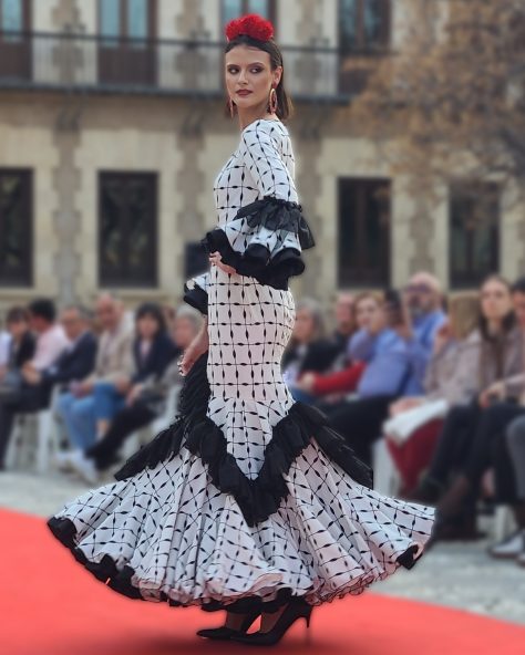 Vestido flamenca étnico con volante grande enganchado a otro volante y adorno en gasa, Con manga larga con volante en tejido y gasa. Escote delantero en pico