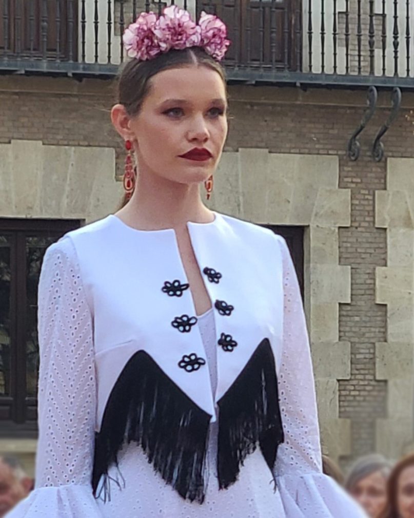 Chaleco flamenca blanco bordado en negro con flecos como adorno y alamares como cierre todo en negro