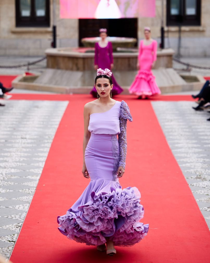 Falda flamenca malva tejido elástico con adorno de pasamanería, volante grande en el bajo y enagua clavel de organdí.