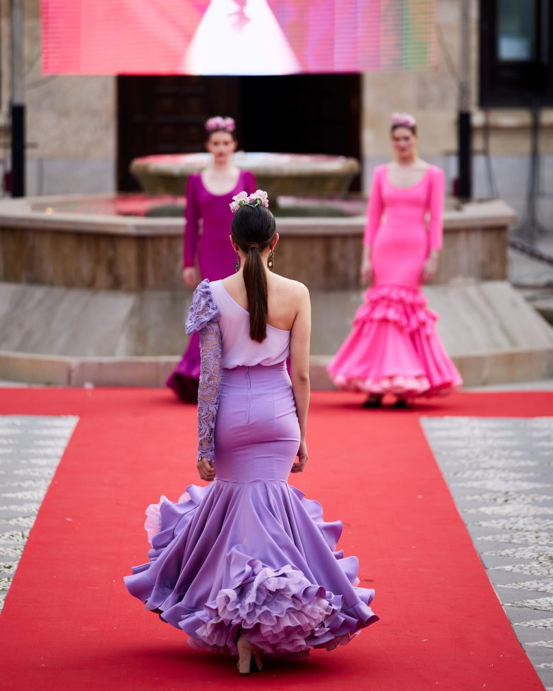 Falda flamenca malva tejido elástico con adorno de pasamanería, volante grande en el bajo y enagua clavel de organdí.