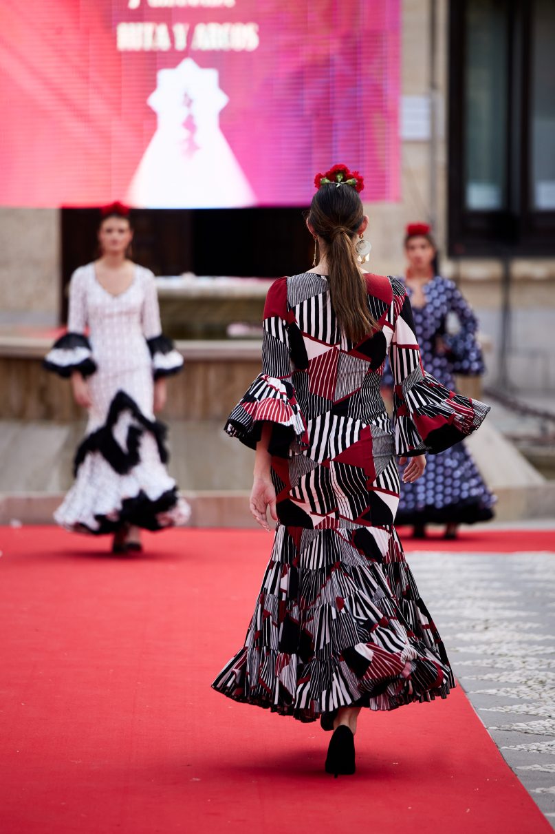 Vestido flamenca canastero elástico estampado étnico, escote delantero en pico, mangas con volante canastero.