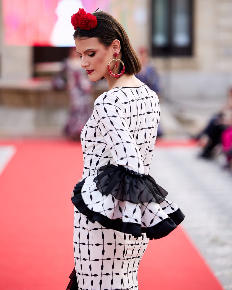 Vestido flamenca étnico con volante grande enganchado a otro volante y adorno en gasa, Con manga larga con volante en tejido y gasa. Escote delantero en pico