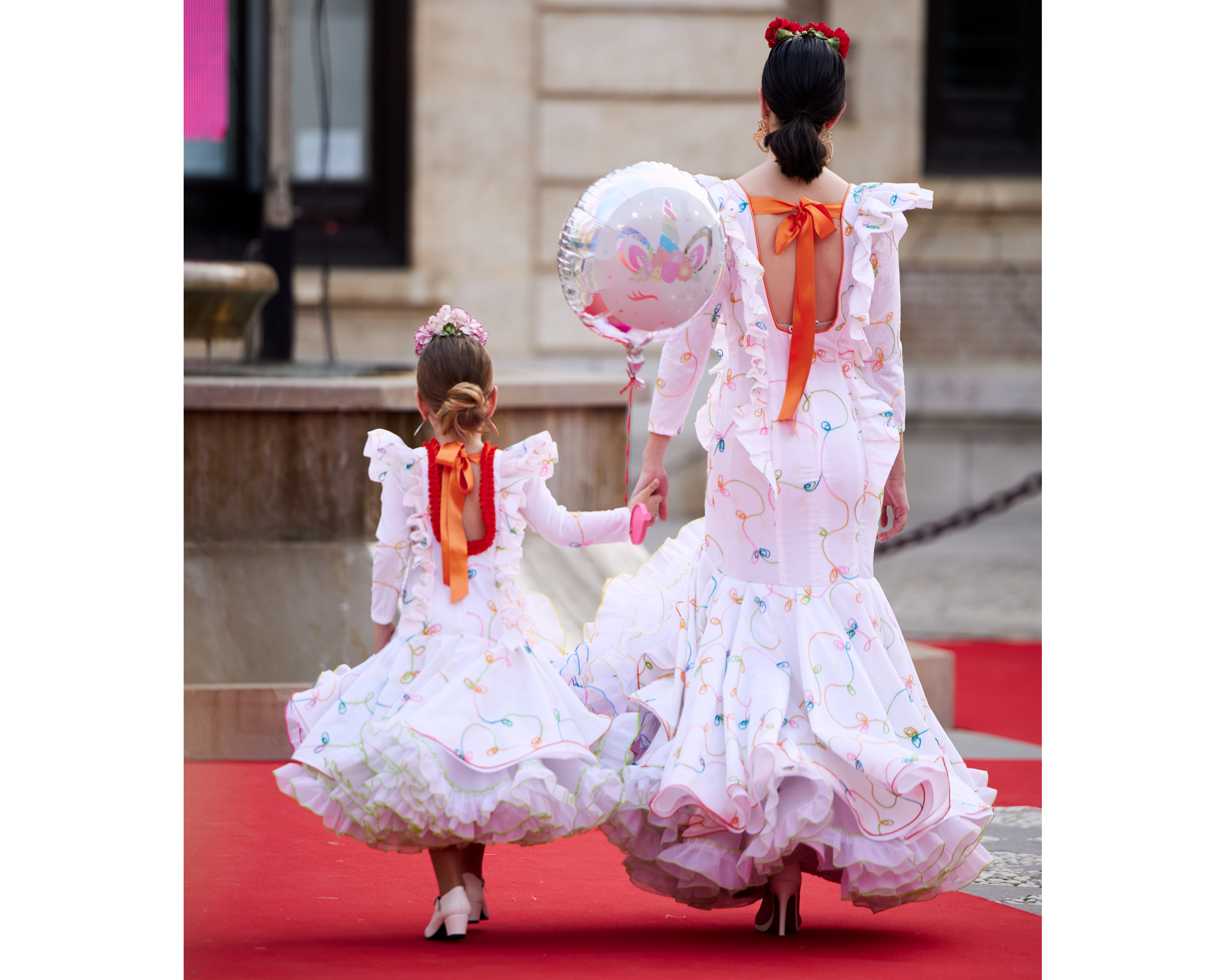 Vestido flamenca exclusivo algarabía en tejido de algodón bordado con hilo de colores, con manga larga, escote corazón delantero y cuadrado trasero, volante plisado en distintos tamaños como adorno sobre el cuerpo y volante grande en el inferior enagua clavel muy voluminoso blanco con el borde de colores