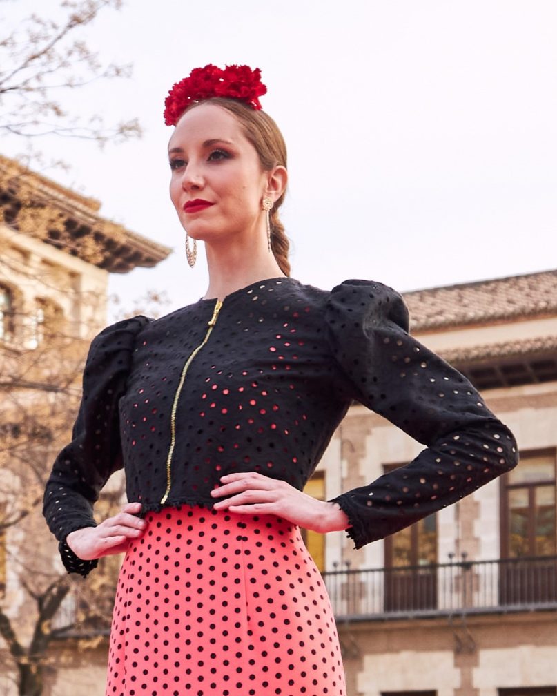 Chaqueta flamenca negra en tejido perforado con manga larga abullonada y cremallera metálica dorada