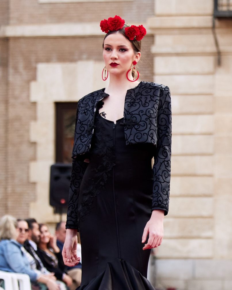 Torera flamenca negra tejido flocado con adorno de alamar como cierre con manga larga