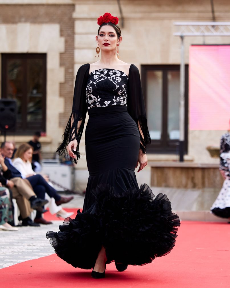 Falda flamenca negra con volante grande de capa y tres volantes de capa sobrepuestos. Enagua clavel en negro