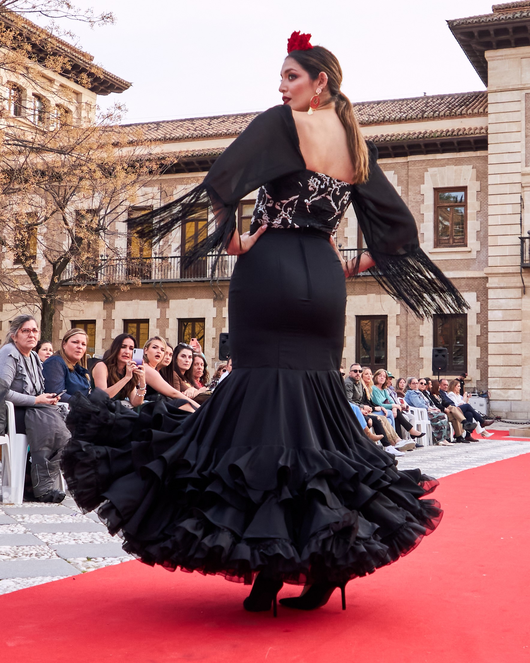 Falda flamenca negra con volante grande de capa y tres volantes de capa sobrepuestos. Enagua clavel en negro