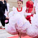 Vestido flamenca exclusivo algarabía en tejido de algodón bordado con hilo de colores, con manga larga, escote corazón delantero y cuadrado trasero, volante plisado en distintos tamaños como adorno sobre el cuerpo y volante grande en el inferior enagua clavel muy voluminoso blanco con el borde de colores