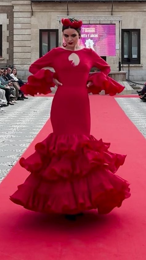 Vestido flamenca rojo con tres volantes dobles enganchado, escote en lagrima con adorno de pasamanería y mangas largas también con volante doble. Volantes con mucho volumen