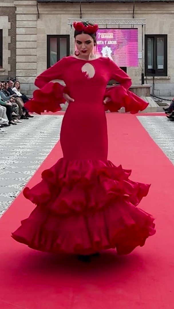 Vestido flamenca rojo con tres volantes dobles enganchado, escote en lagrima con adorno de pasamanería y mangas largas también con volante doble. Volantes con mucho volumen