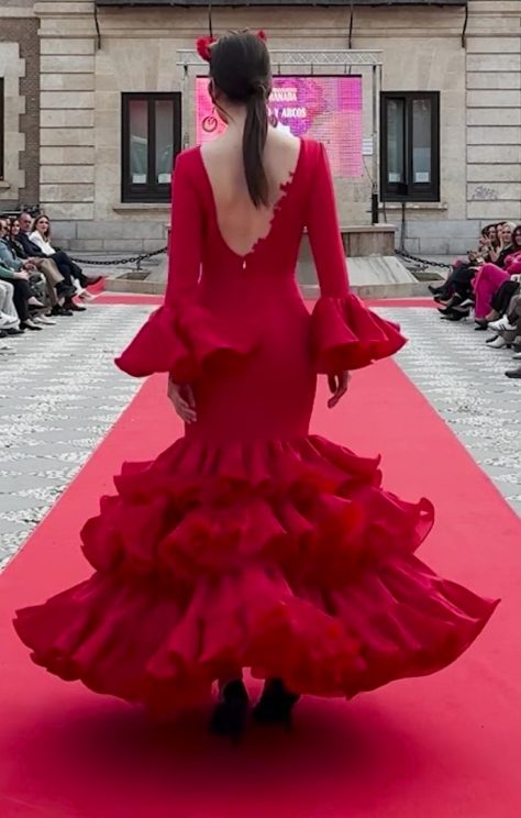 Vestido flamenca rojo con tres volantes dobles enganchado, escote en lagrima con adorno de pasamanería y mangas largas también con volante doble. Volantes con mucho volumen